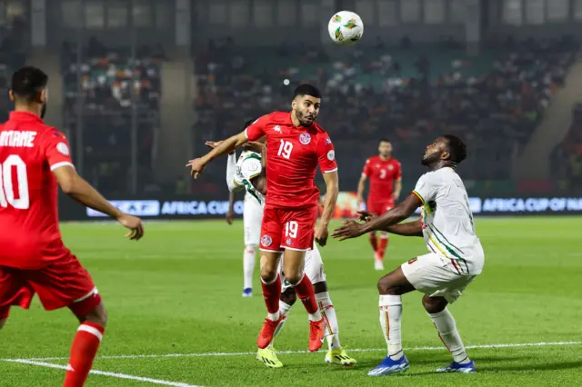 مهاجم منتخب تونس بسام الصرارفي يضرب الكرة برأسه خلال مباراة في بطولة كأس أمم الأفريقيا 2024