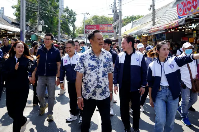 นายอนุทิน ชาญวีรกูล ขณะเดินหาเสียงที่ตลาดนัดจตุจักรเมื่อวันที่ 11 ม.ค. 