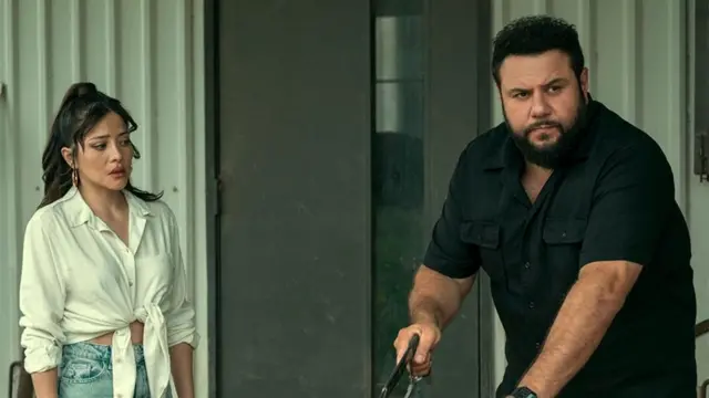 يشاهد الجمهور مو وهو يواجه تحديات متنوعة، بما في ذلك علاقته مع ماريا.