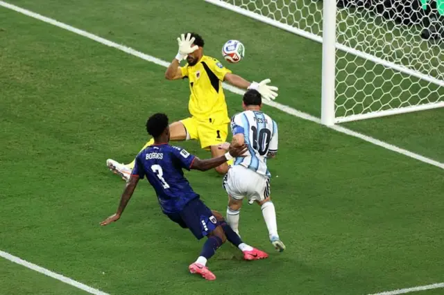 Gol de Messi cobrindo Vozinha