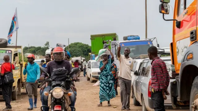 Gaadiidka dadweynaha ee isaga kala gooshi jiray Bukavu iyo Bujumbura ee dalka Burundi ayaa ku xayiran waddada kaddib markii ay burburtay buundada waddada qaranka ee lambar 5, tuulada Sange, ee gobolka Koonfurta Kivu, ee bariga Jamhuuriyadda Dimuqraadiga ah ee Congo, Febraayo 29, 2024.