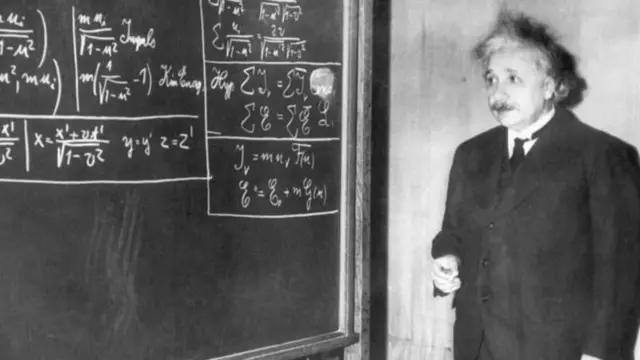 आईनस्टाईन यांची बुद्धिमत्ता प्रखर, क्रांतिकारक होती.