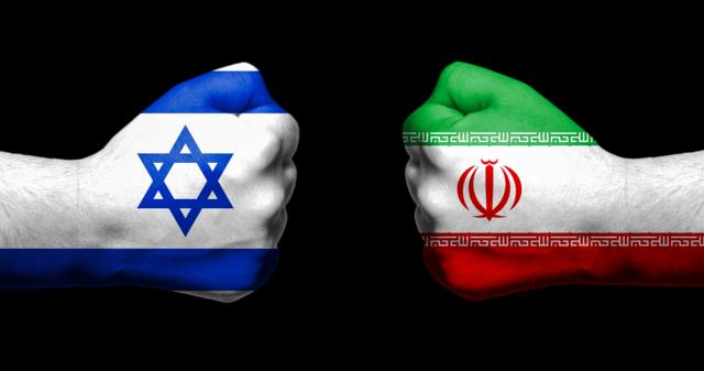 قبضة يد عليها علم إيران في مواجهة قبضة أخرى عليها علم إسرائيل