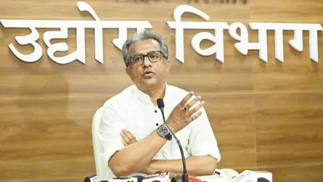 बिहारचे उद्योग मंत्री नीतीश मिश्रा म्हणाले की बड्या गुंतवणुकदारांना जमीन स्वस्त दरानं दिली जाते.