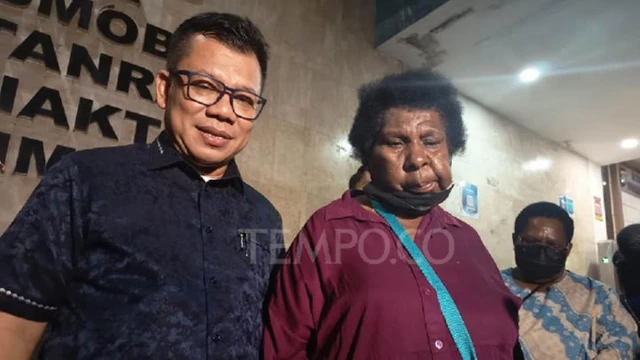 Tongku Solah Hamonangan Daulay (kiri), Yasinta Moiwend (tengah) dan Eka Kora (kanan) saat laporan ke Polda Metro Jaya pada Jumat (29/05).
