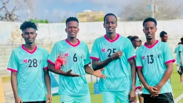 Ibraahim oo la sawiran qaar ka mid ah kooxdiisa