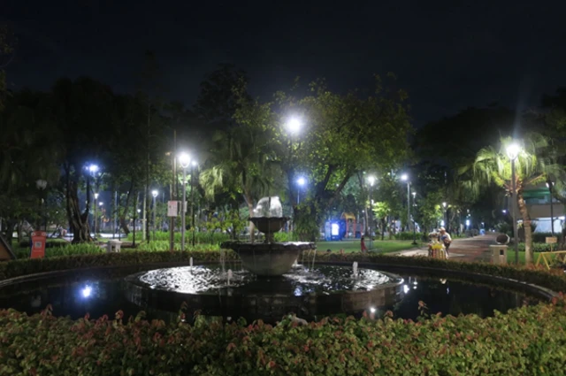 Taman Menteng di Jakarta Pusat buka hingga larut malam.