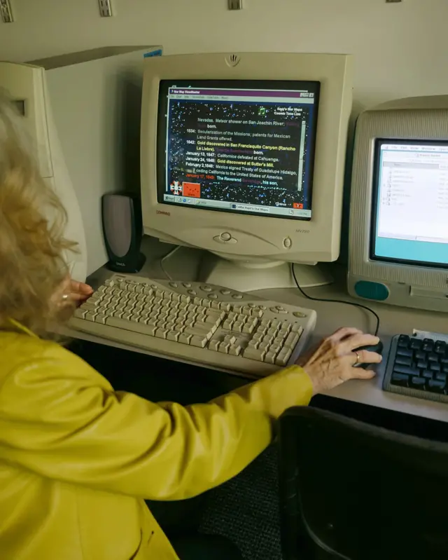 Дін Грігар сидить за старим компʼютером