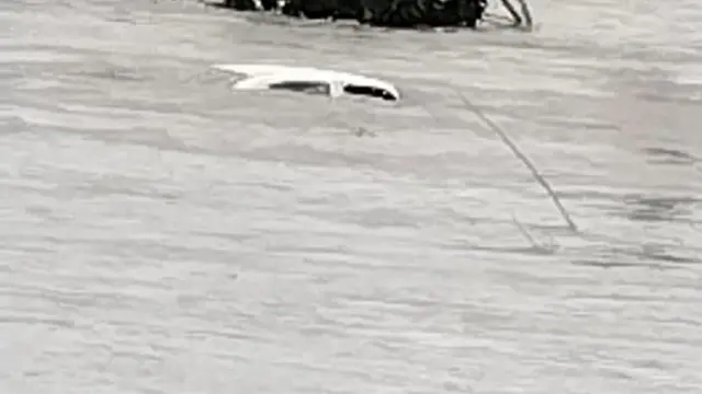 మునిగిపోతున్న కారు 