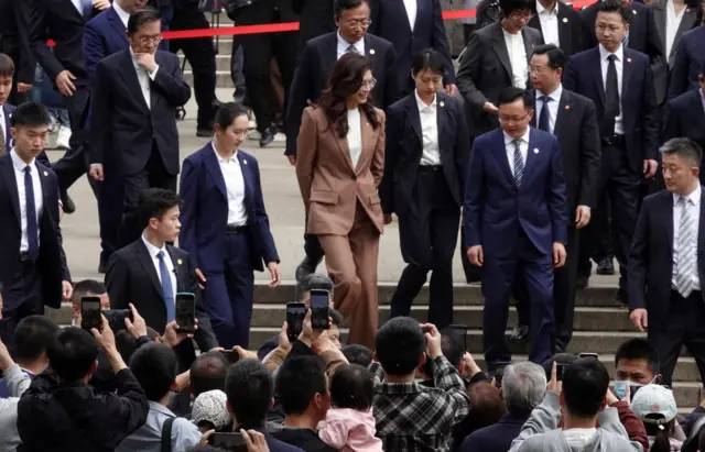 郑丽文到南京中山陵，现场大批当地民众围观。