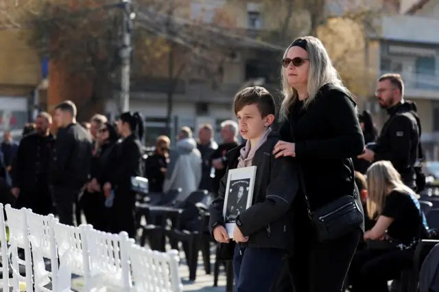 63 bele stolice na svakoj bela ruža i imena žrtava požara u Kočanima, tragedija u kočanima, tragedija u severnoj makedoniji, godišnjica tragedije u severnoj makedoniji