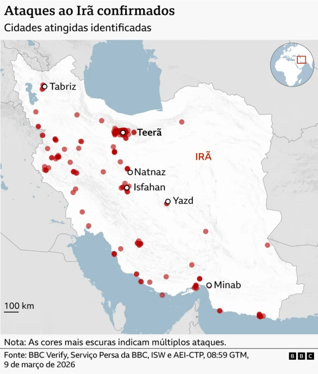 Mapa destacando o Irã em branco. Os países que foram alvo de ataques do Irã estão identificados: Israel, Chipre, Líbano, Iraque, Kuwait, Jordânia, Bahrein, Catar, Emirados Árabes Unidos, Omã, Arábia Saudita e Azerbaijão. Os países vizinhos estão em cinza.