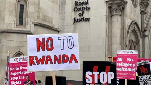 Abigaragambya bafite ibyapa bamagana gahunda yo kohereza mu Rwanda abasaba ubuhungiro, hanze y'urukiko rukuru i London