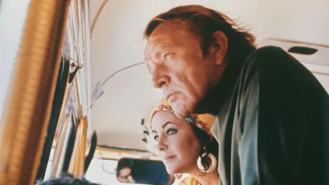 Amerykańscy aktorzy Liz Taylor i Richard Burton patrzą przez okno autobusu