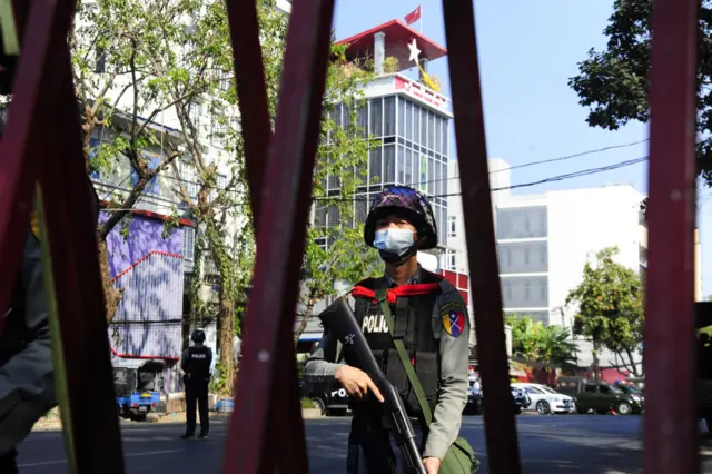 NLD ရုံးချုပ်အနီး တွေ့ရတဲ့ ရဲတပ်ဖွဲ့ဝင်တချို့