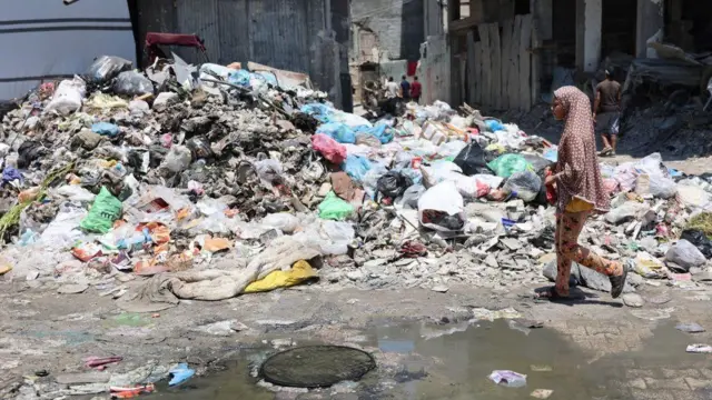 بوی نامطبوع بخش بزرگی از شمال غزه را به دلیل زباله و اجساد فرا گرفته است