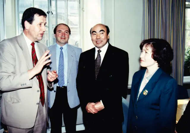 1995-жылы ал кездеги республиканын жетекчилиги Лондонго келип, Борбор Азияда биринчи болуп сөз эркиндиги ураанын көтөрүп чыккан Кыргызстанда жаңыча, заманбап маалымдоонун үлгүсүн көрсөтүп берүү сунушу менен Би-Би-Сиге кайрылган эле