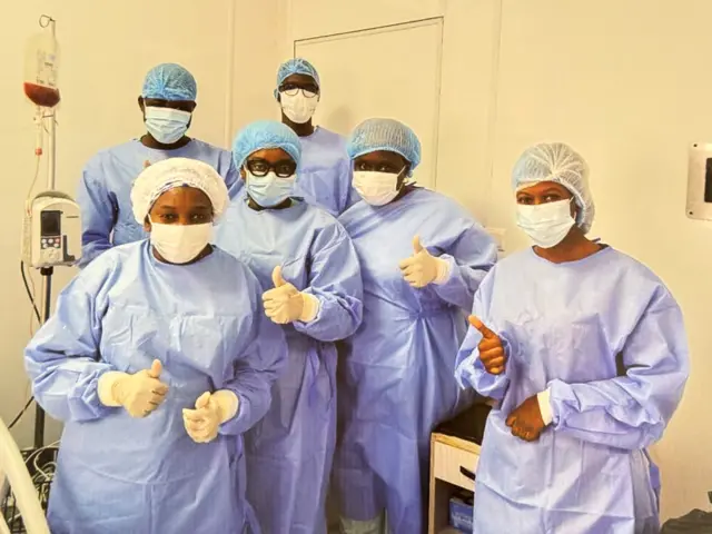 Pr Fatou Samba Diago Ndiaye avec son équipe en salle d'intervention.