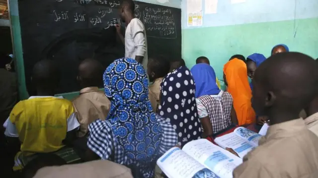 Abanyeshuri bakurikiye umwarimu mu ishuri 
