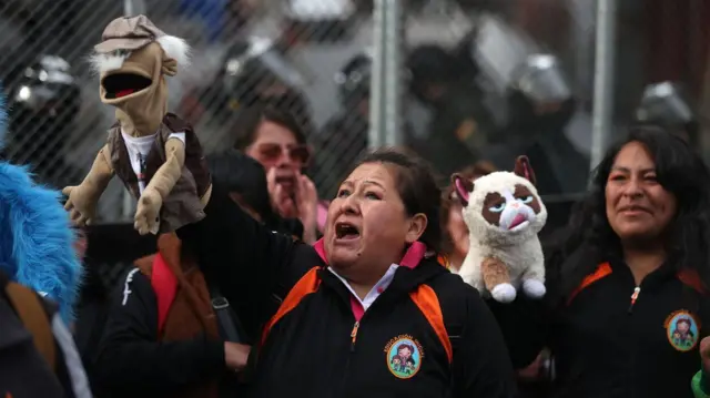 Docentes urbanos participan en una marcha en La Paz, Bolivia, 29 de abril de 2026.