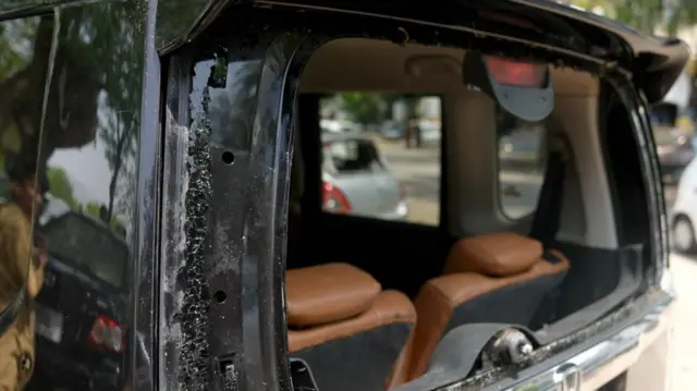 گاڑی کے شیشے ٹوٹنا
