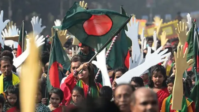 লাল-সবুজ জামা পড়ে লাল সবুজ পতাকা নিয়ে মানুষ, ১৬ই ডিসেম্বর বাংলাদেশের বিজয় দিবস পালনের ফাইল ছবি