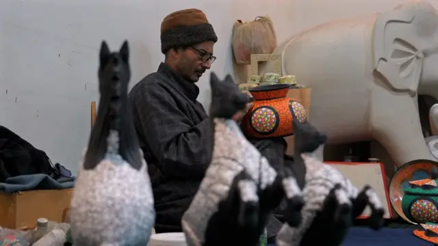 سرینگر کے غلام حسین بٹ پچھلے 45 سال سے پیپر ماشی کے فن کے ساتھ جڑے ہیں