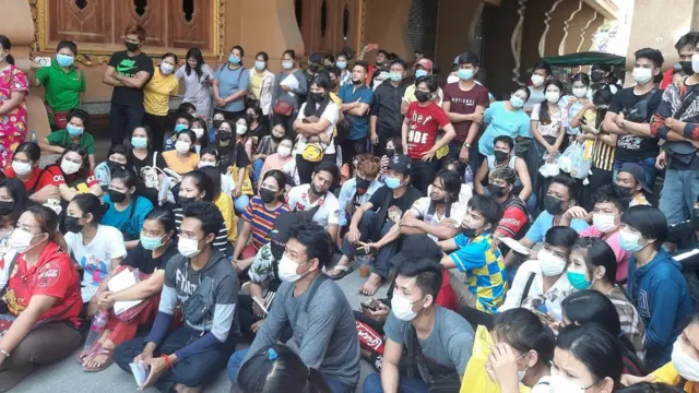 လုပ်ငန်းခွင်ထဲ ဝင်ရောက်နိုင်ဖို့ မဟာချိုင်မှာရှိတဲ့ ထိုင်းအလုပ်သမားရုံးရှေ့ တောင်းဆိုခဲ့ကြတဲ့ မြန်မာရွှေ့ပြောင်းလုပ်သားတွေ 