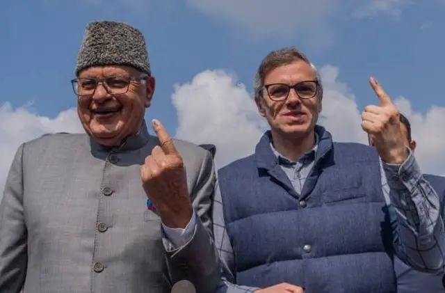 عمر عبداللہ اپنے والد فاروق عبداللہ کے ساتھ