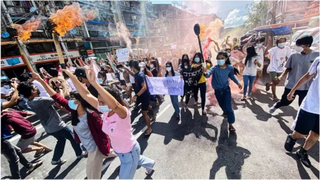 మిలటరీ పాలనను వ్యతిరేకిస్తోన్న ప్రజలు