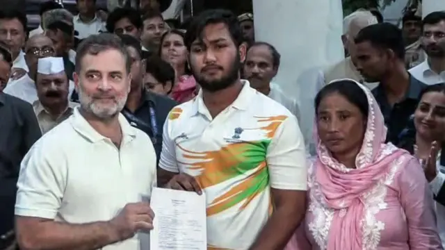 முதல் தகவல் அறிக்கை பதிவு செய்யப்பட்ட பிறகு ராகுல் காந்தியுடன் சாஹில் லோச்சப்.