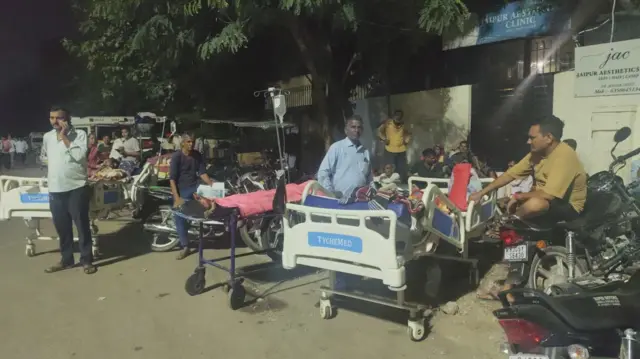 आग लगने के बाद कई परिजन अपने मरीज़ों को लेकर सड़क पर रहे