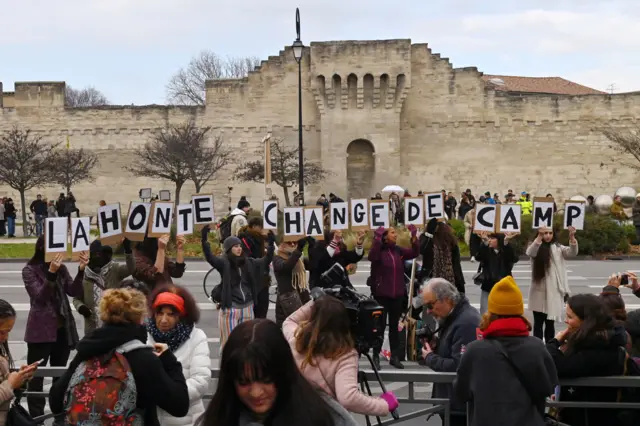 Manifestantes frente al tribunal de Aviñón portan un cartel en el que dice "la vergüenza cambia de bando".