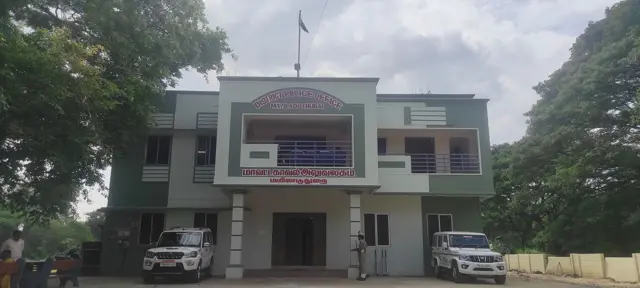 வைரமுத்து சென்றபோது மாலினியின் சகோதரர்கள் அவரை அடித்தாக கூறப்படுகிறது.