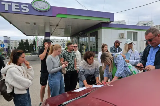 red za gorivo na pumpi na Krimu