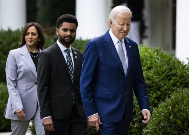 مکسول فراست، عضو ۲۵ ساله مجلس نمایندگان آمریکا در میان جو بایدن و کامالا هریس؛ رئیس جمهور آمریکا و معاونش