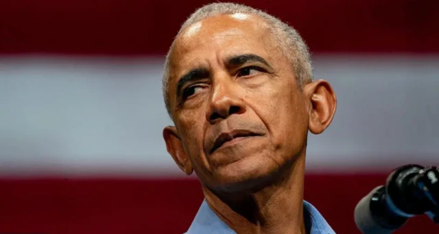 Obama'nın beyazlaşmış saçları ve dikkatli bir ifadeyle sağa doğru bakıyor. Yalnızca kafasını görüyoruz.