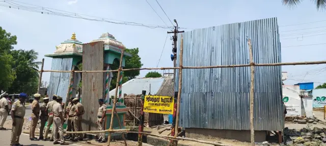 கால் மேல் கால் போட்டுள்ள அம்பேத்கர் சிலை 