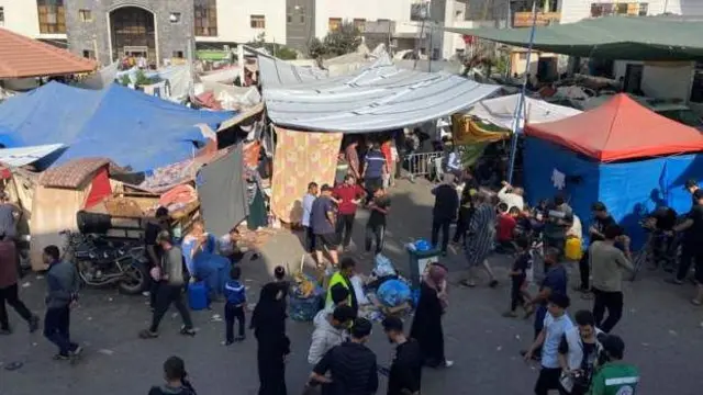 বাস্তুহারা লোকজন আল-শিফা হাসপাতালের বাইরে আশ্রয় নিয়েছে।