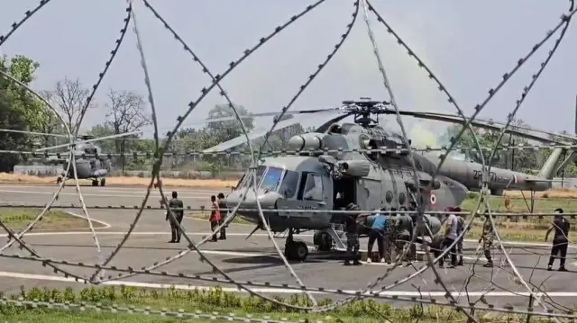 ऑपरेशन के लिए हेलीकॉप्टर से उतरते सुरक्षाकर्मी