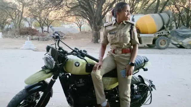 નકલી મહિલા પોલીસ