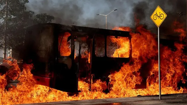 В городе Запопане боевики поджигают автобусы и перекрывают ими дороги