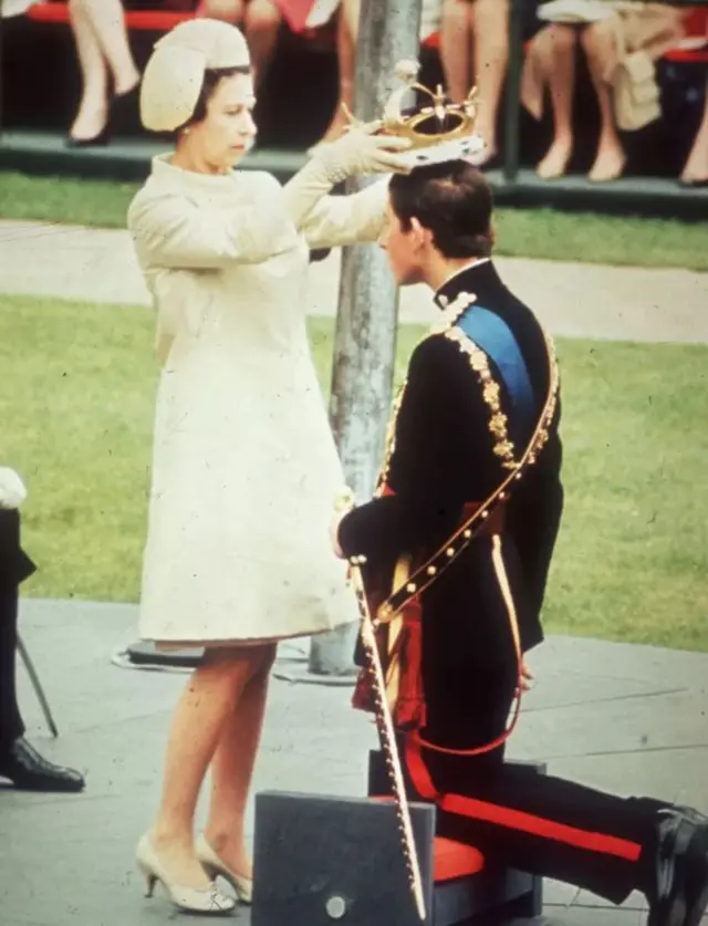 Mgbe Ezewnwaanyị nke abụọ chiri nwa ya nwoke Charles echichi dịka Ọkparaeze nke mpaghara Wales n’afọ 1969.