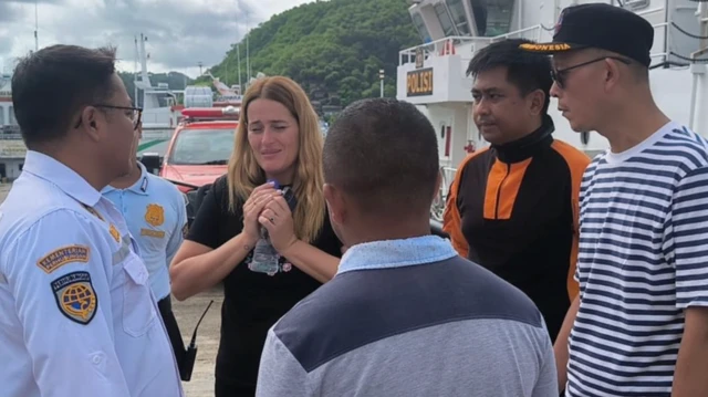 Istri pelatih Valencia, menunggu kepastian pencarian korban.