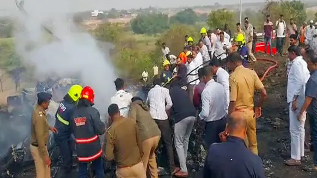 বিমানটি ভেঙে পড়ার পরে উদ্ধারকারী দল ও সাধারণ মানুষ
