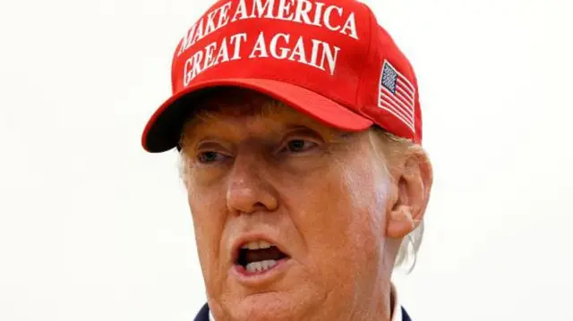 Donald Trump sanye da jar hula da aka rubuta, "sake dawo da martabar Amurka"