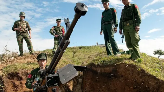 KIA တပ်ဖွဲ့ဝင်တချို့ (ပုံဟောင်း) 