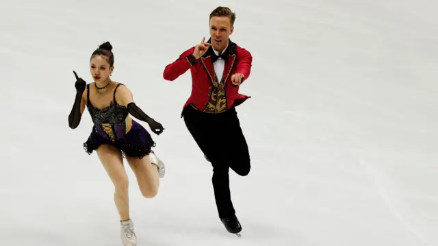 Mężczyzna i kobieta tańczący łyżwiarze figurowi