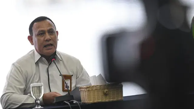 Ketua KPK Firli Bahuri memberikan keterangan saat konferensi pers Kinerja KPK semester 1 tahun 2023 di Gedung KPK, Jakarta, Senin (14/8/2023).