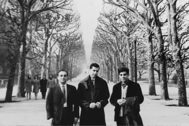 ایرج جمشیدی ۱۹ ساله بود که خانوادهاش او را نیز همچون برادر بزرگش که دانشجوی رشته زمینشناسی در دانشگاه سوربن پاریس بود به فرانسه فرستادند تا شیمی یا ریاضی بخواند اما سرنوشت بار دیگر جمشید را به موسیقی کشاند.